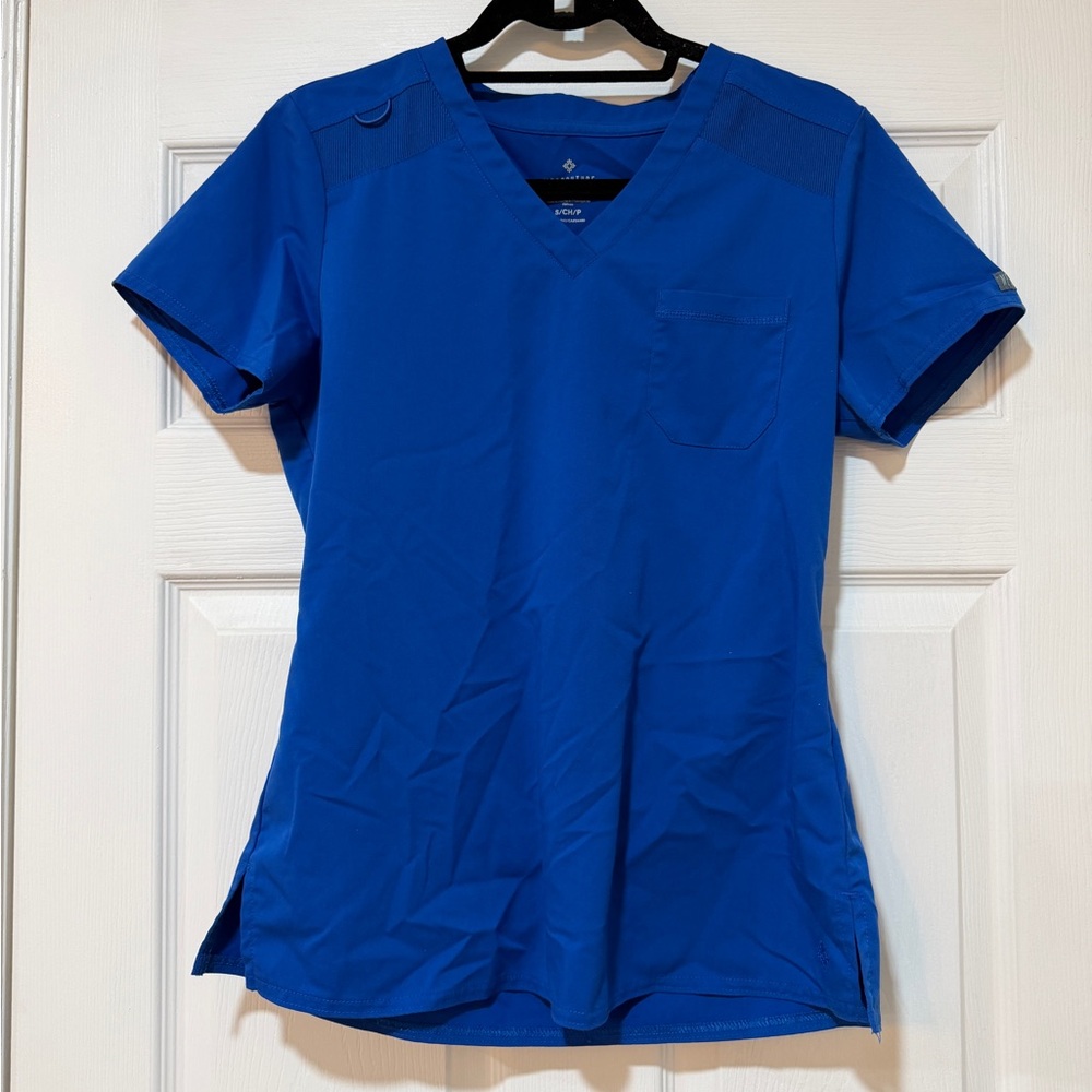 WOMEN’S MED COUTURE V-NACK ROYSL BLUE SCRUB TOP - S